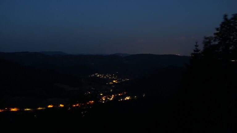 Dieses Bild zeigt eine Webcam-Aufnahme vom Achertal, aufgenommen am Sonntag, den 21.06.2026 um 04:10 Uhr. Die Temperatur betrug 24.7°C.