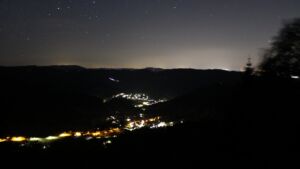 Dieses Bild zeigt eine Webcam-Aufnahme vom Achertal, aufgenommen am Freitag, den 22.05.2026 um 03:30 Uhr. Die Temperatur betrug 15.4°C.
