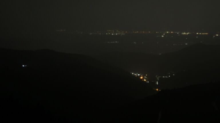 Dieses Bild zeigt eine Webcam-Aufnahme vom Achertal, aufgenommen am Freitag, den 10.04.2026 um 05:10 Uhr. Die Temperatur betrug 7.4°C.