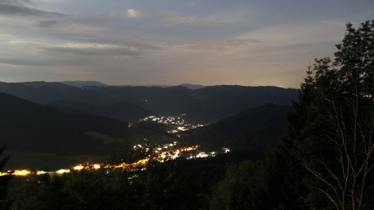 Dieses Bild zeigt eine Webcam-Aufnahme vom Achertal, aufgenommen am Montag, den 29.06.2026 um 23:50 Uhr. Die Temperatur betrug 20.2°C.