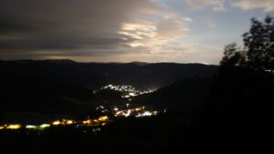 Dieses Bild zeigt eine Webcam-Aufnahme vom Achertal, aufgenommen am Montag, den 27.07.2026 um 02:30 Uhr. Die Temperatur betrug 17.9°C.