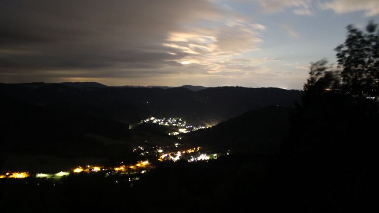 Dieses Bild zeigt eine Webcam-Aufnahme vom Achertal, aufgenommen am Montag, den 27.07.2026 um 02:30 Uhr. Die Temperatur betrug 17.9°C.