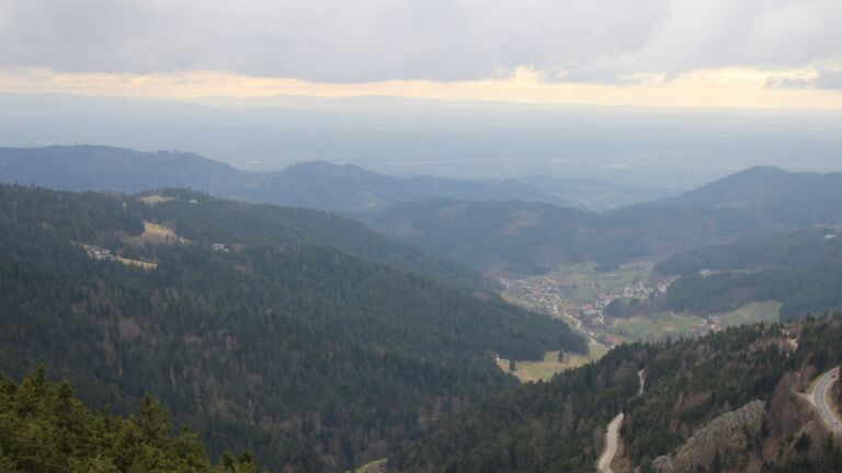 Dieses Bild zeigt eine Webcam-Aufnahme vom Achertal, aufgenommen am Samstag, den 28.02.2026 um 14:10 Uhr. Die Temperatur betrug 5.5°C.