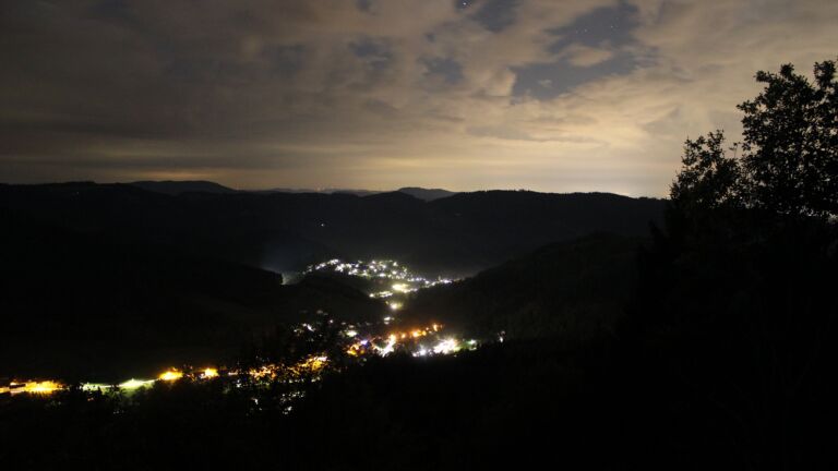 Dieses Bild zeigt eine Webcam-Aufnahme vom Achertal, aufgenommen am Montag, den 05.10.2026 um 02:30 Uhr. Die Temperatur betrug 14.8°C.