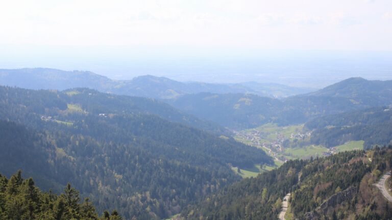 Dieses Bild zeigt eine Webcam-Aufnahme vom Achertal, aufgenommen am Freitag, den 17.04.2026 um 16:00 Uhr. Die Temperatur betrug 16.9°C.