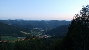 Dieses Bild zeigt eine Webcam-Aufnahme vom Achertal, aufgenommen am Mittwoch, den 17.06.2026 um 22:20 Uhr. Die Temperatur betrug 22.4°C.