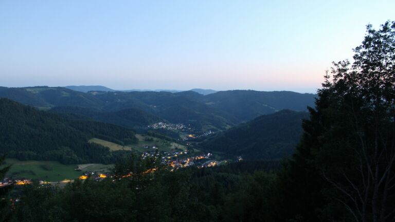 Dieses Bild zeigt eine Webcam-Aufnahme vom Achertal, aufgenommen am Mittwoch, den 17.06.2026 um 22:20 Uhr. Die Temperatur betrug 22.4°C.