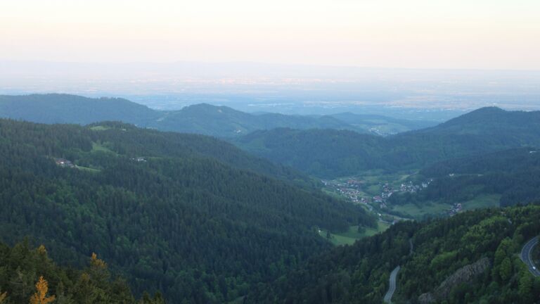 Dieses Bild zeigt eine Webcam-Aufnahme vom Achertal, aufgenommen am Montag, den 12.05.2025 um 06:10 Uhr. Die Temperatur betrug 10.9°C.