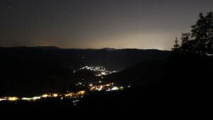 Dieses Bild zeigt eine Webcam-Aufnahme vom Achertal, aufgenommen am Freitag, den 19.06.2026 um 00:30 Uhr. Die Temperatur betrug 25.7°C.