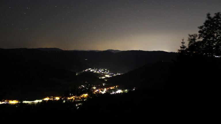Dieses Bild zeigt eine Webcam-Aufnahme vom Achertal, aufgenommen am Freitag, den 19.06.2026 um 00:30 Uhr. Die Temperatur betrug 25.7°C.