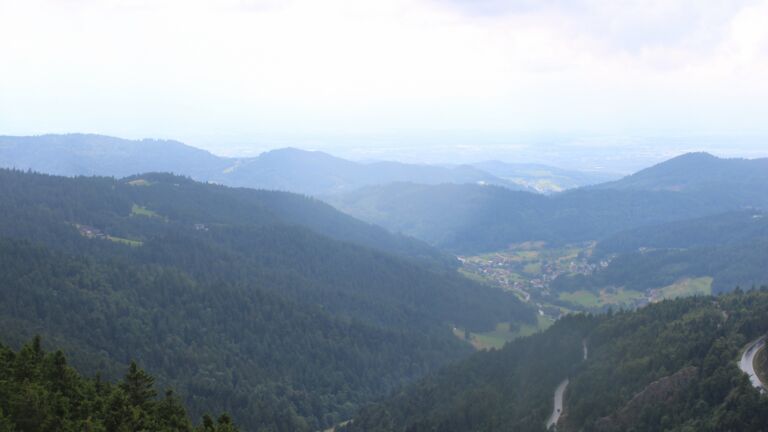 Dieses Bild zeigt eine Webcam-Aufnahme vom Achertal, aufgenommen am Samstag, den 26.07.2025 um 16:40 Uhr. Die Temperatur betrug 13.6°C.