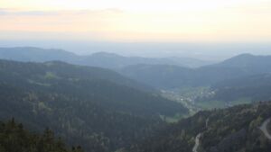 Dieses Bild zeigt eine Webcam-Aufnahme vom Achertal, aufgenommen am Samstag, den 18.04.2026 um 19:10 Uhr. Die Temperatur betrug 13.8°C.