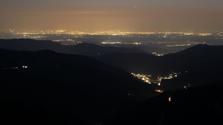 Dieses Bild zeigt eine Webcam-Aufnahme vom Achertal, aufgenommen am Sonntag, den 22.03.2026 um 20:00 Uhr. Die Temperatur betrug 5.4°C.