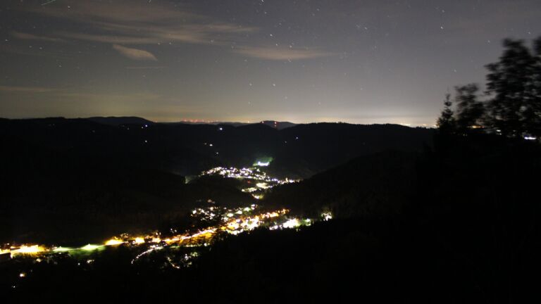 Dieses Bild zeigt eine Webcam-Aufnahme vom Achertal, aufgenommen am Mittwoch, den 14.10.2026 um 22:00 Uhr. Die Temperatur betrug 13.3°C.