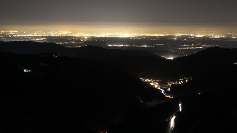 Dieses Bild zeigt eine Webcam-Aufnahme vom Achertal, aufgenommen am Freitag, den 21.11.2025 um 20:30 Uhr. Die Temperatur betrug -7.1°C.