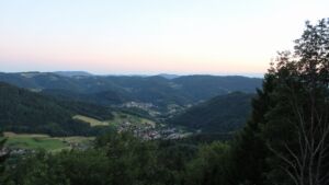 Dieses Bild zeigt eine Webcam-Aufnahme vom Achertal, aufgenommen am Freitag, den 03.07.2026 um 21:40 Uhr. Die Temperatur betrug 19.2°C.