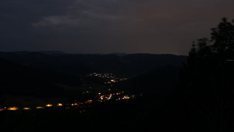 Dieses Bild zeigt eine Webcam-Aufnahme vom Achertal, aufgenommen am Montag, den 03.08.2026 um 05:00 Uhr. Die Temperatur betrug 25.3°C.