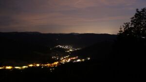 Dieses Bild zeigt eine Webcam-Aufnahme vom Achertal, aufgenommen am Montag, den 01.06.2026 um 23:00 Uhr. Die Temperatur betrug 17.3°C.