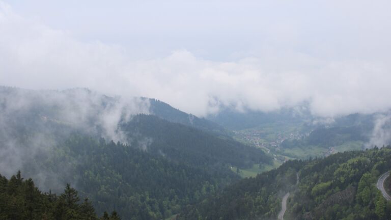 Dieses Bild zeigt eine Webcam-Aufnahme vom Achertal, aufgenommen am Sonntag, den 04.05.2025 um 12:10 Uhr. Die Temperatur betrug 7.7°C.