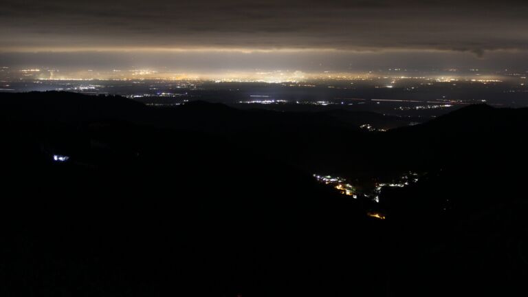 Dieses Bild zeigt eine Webcam-Aufnahme vom Achertal, aufgenommen am Donnerstag, den 27.11.2025 um 03:30 Uhr. Die Temperatur betrug -2.6°C.