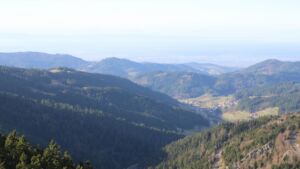 Dieses Bild zeigt eine Webcam-Aufnahme vom Achertal, aufgenommen am Donnerstag, den 18.12.2025 um 13:00 Uhr. Die Temperatur betrug 7.7°C.