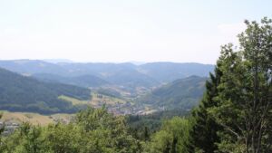 Dieses Bild zeigt eine Webcam-Aufnahme vom Achertal, aufgenommen am Dienstag, den 04.08.2026 um 14:30 Uhr. Die Temperatur betrug 34.8°C.