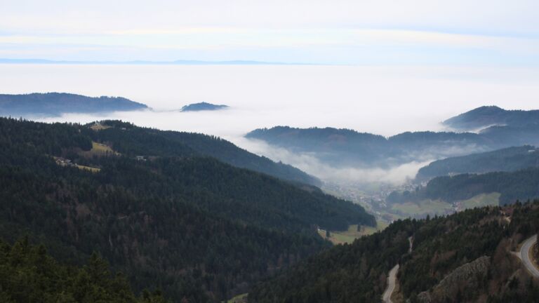 Dieses Bild zeigt eine Webcam-Aufnahme vom Achertal, aufgenommen am Dienstag, den 16.12.2025 um 13:40 Uhr. Die Temperatur betrug 11.6°C.