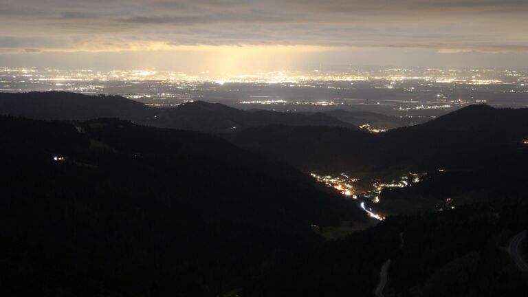Dieses Bild zeigt eine Webcam-Aufnahme vom Achertal, aufgenommen am Samstag, den 28.02.2026 um 20:00 Uhr. Die Temperatur betrug 3.4°C.
