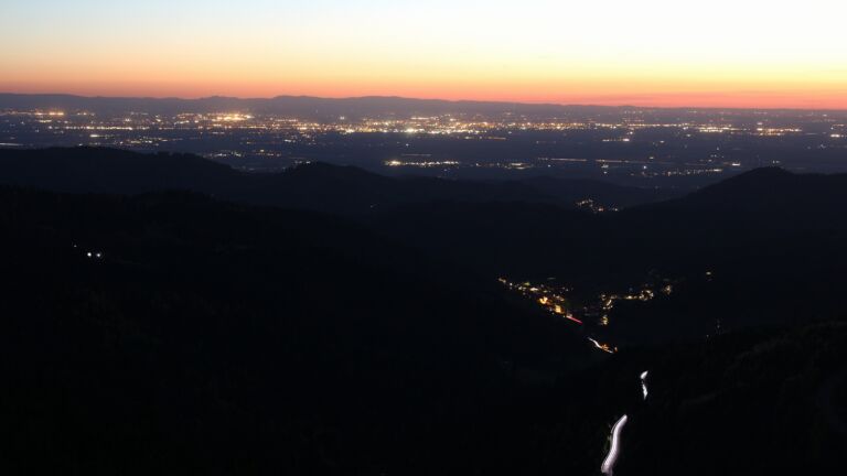 Dieses Bild zeigt eine Webcam-Aufnahme vom Achertal, aufgenommen am Freitag, den 24.04.2026 um 21:30 Uhr. Die Temperatur betrug 11.4°C.