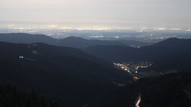 Dieses Bild zeigt eine Webcam-Aufnahme vom Achertal, aufgenommen am Dienstag, den 03.03.2026 um 05:20 Uhr. Die Temperatur betrug 7.3°C.