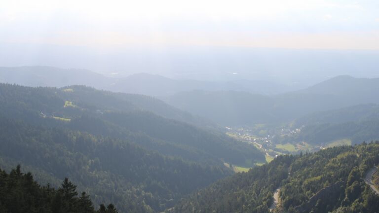 Dieses Bild zeigt eine Webcam-Aufnahme vom Achertal, aufgenommen am Freitag, den 22.08.2025 um 18:40 Uhr. Die Temperatur betrug 13.5°C.