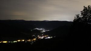 Dieses Bild zeigt eine Webcam-Aufnahme vom Achertal, aufgenommen am Donnerstag, den 23.07.2026 um 01:00 Uhr. Die Temperatur betrug 14.5°C.