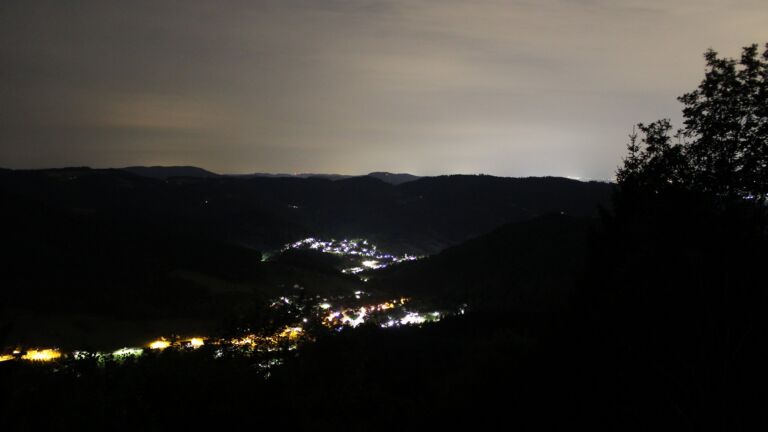 Dieses Bild zeigt eine Webcam-Aufnahme vom Achertal, aufgenommen am Donnerstag, den 23.07.2026 um 01:00 Uhr. Die Temperatur betrug 14.5°C.