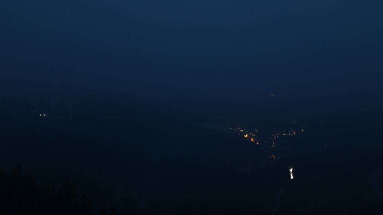 Dieses Bild zeigt eine Webcam-Aufnahme vom Achertal, aufgenommen am Sonntag, den 10.05.2026 um 21:40 Uhr. Die Temperatur betrug 9.9°C.