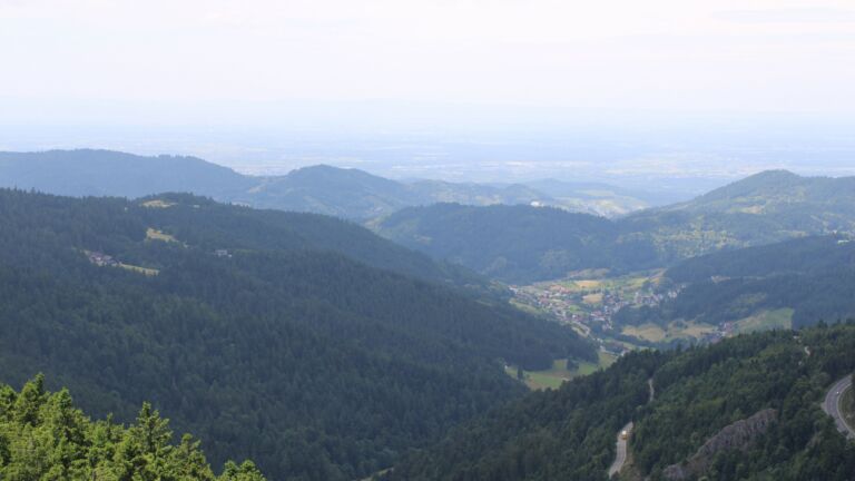 Dieses Bild zeigt eine Webcam-Aufnahme vom Achertal, aufgenommen am Montag, den 23.06.2025 um 14:10 Uhr. Die Temperatur betrug 20°C.