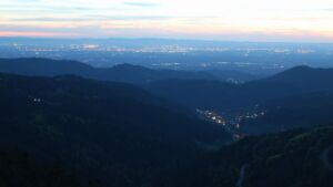 Dieses Bild zeigt eine Webcam-Aufnahme vom Achertal, aufgenommen am Sonntag, den 26.04.2026 um 21:20 Uhr. Die Temperatur betrug 10.3°C.