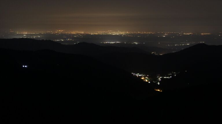 Dieses Bild zeigt eine Webcam-Aufnahme vom Achertal, aufgenommen am Montag, den 09.03.2026 um 01:00 Uhr. Die Temperatur betrug 9.7°C.