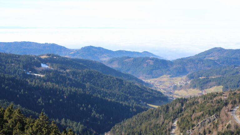 Dieses Bild zeigt eine Webcam-Aufnahme vom Achertal, aufgenommen am Donnerstag, den 05.02.2026 um 13:10 Uhr. Die Temperatur betrug 6.8°C.