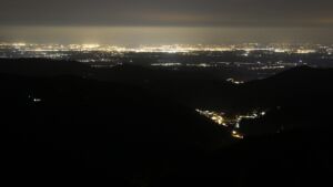 Dieses Bild zeigt eine Webcam-Aufnahme vom Achertal, aufgenommen am Samstag, den 18.10.2025 um 21:30 Uhr. Die Temperatur betrug 4.2°C.