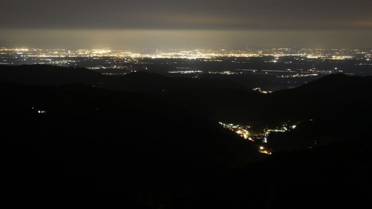 Dieses Bild zeigt eine Webcam-Aufnahme vom Achertal, aufgenommen am Samstag, den 18.10.2025 um 21:30 Uhr. Die Temperatur betrug 4.2°C.