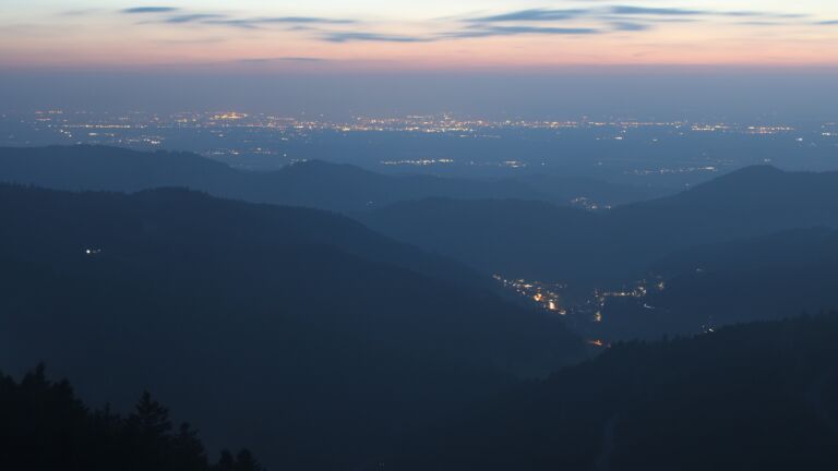 Dieses Bild zeigt eine Webcam-Aufnahme vom Achertal, aufgenommen am Dienstag, den 14.04.2026 um 21:10 Uhr. Die Temperatur betrug 2.7°C.