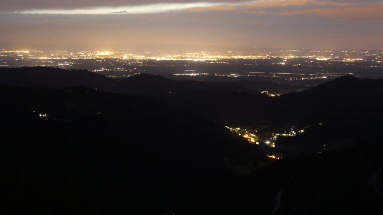 Dieses Bild zeigt eine Webcam-Aufnahme vom Achertal, aufgenommen am Mittwoch, den 23.07.2025 um 22:30 Uhr. Die Temperatur betrug 15.1°C.