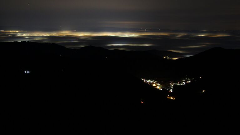 Dieses Bild zeigt eine Webcam-Aufnahme vom Achertal, aufgenommen am Dienstag, den 16.12.2025 um 00:00 Uhr. Die Temperatur betrug 6.8°C.