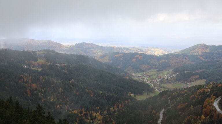 Dieses Bild zeigt eine Webcam-Aufnahme vom Achertal, aufgenommen am Donnerstag, den 23.10.2025 um 14:10 Uhr. Die Temperatur betrug 5.5°C.
