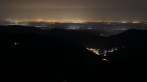 Dieses Bild zeigt eine Webcam-Aufnahme vom Achertal, aufgenommen am Samstag, den 07.03.2026 um 23:30 Uhr. Die Temperatur betrug 8.4°C.