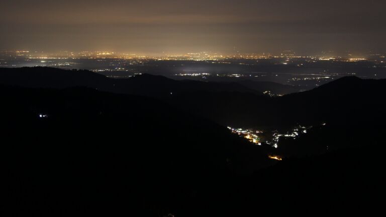 Dieses Bild zeigt eine Webcam-Aufnahme vom Achertal, aufgenommen am Samstag, den 07.03.2026 um 23:30 Uhr. Die Temperatur betrug 8.4°C.