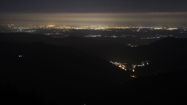 Dieses Bild zeigt eine Webcam-Aufnahme vom Achertal, aufgenommen am Dienstag, den 14.04.2026 um 23:00 Uhr. Die Temperatur betrug 2.6°C.