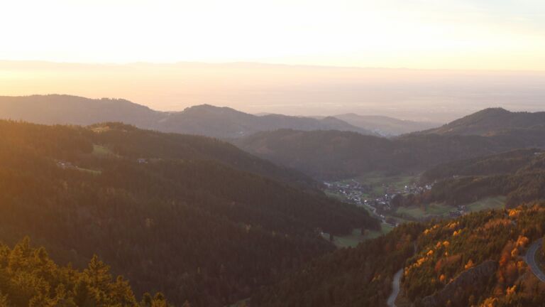 Dieses Bild zeigt eine Webcam-Aufnahme vom Achertal, aufgenommen am Dienstag, den 04.11.2025 um 16:50 Uhr. Die Temperatur betrug 10.9°C.