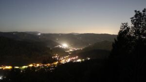 Dieses Bild zeigt eine Webcam-Aufnahme vom Achertal, aufgenommen am Mittwoch, den 28.10.2026 um 19:30 Uhr. Die Temperatur betrug 6.3°C.