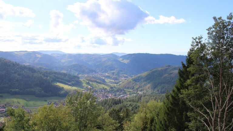 Dieses Bild zeigt eine Webcam-Aufnahme vom Achertal, aufgenommen am Montag, den 12.10.2026 um 13:20 Uhr. Die Temperatur betrug 13.9°C.